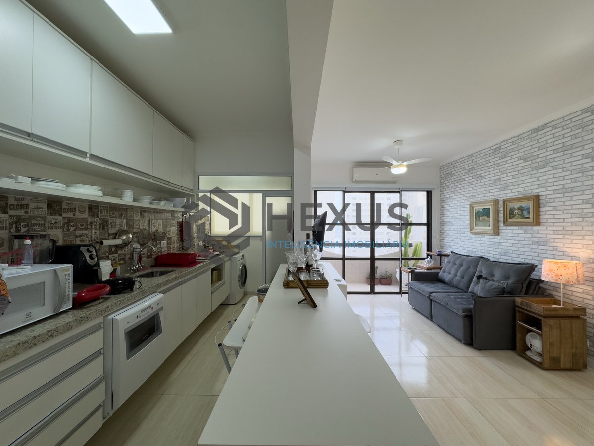 Foto 10 de Apartamento reformado com varanda e vista mar na quadra mar da Praia das Pitangueiras, Guaruja