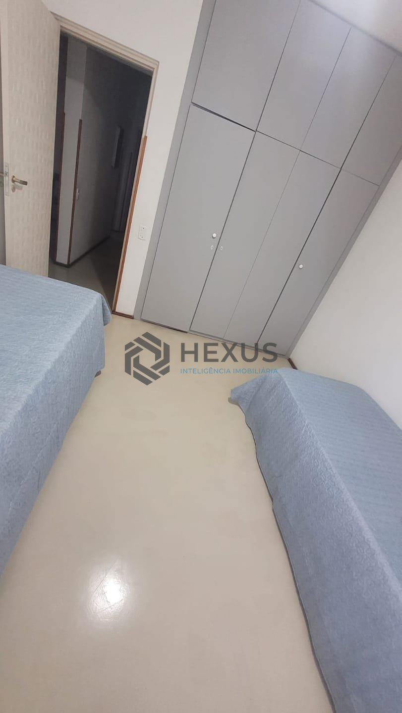 Foto 11 de Apartamento reformado com varanda, vista mar, uma quadra da Praia das Pitangueiras, Guaruja