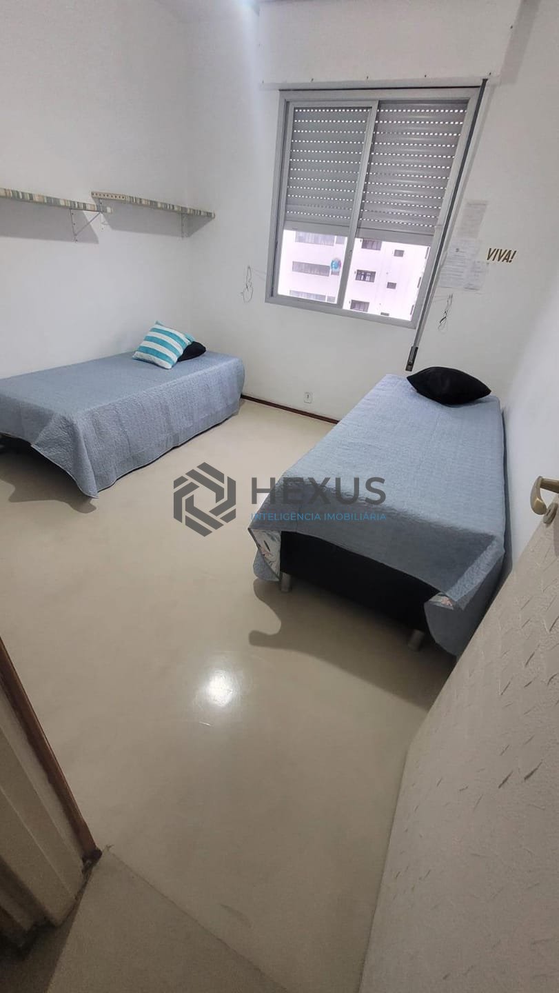 Foto 12 de Apartamento reformado com varanda, vista mar, uma quadra da Praia das Pitangueiras, Guaruja