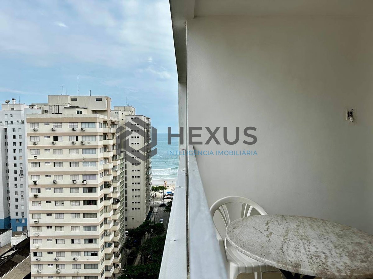 Foto 3 de Apartamento reformado com varanda, vista mar, uma quadra da Praia das Pitangueiras, Guaruja