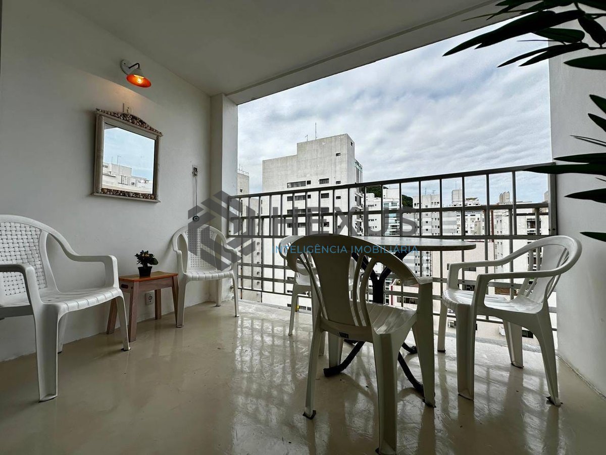 Foto 8 de Apartamento reformado com varanda, vista mar, uma quadra da Praia das Pitangueiras, Guaruja