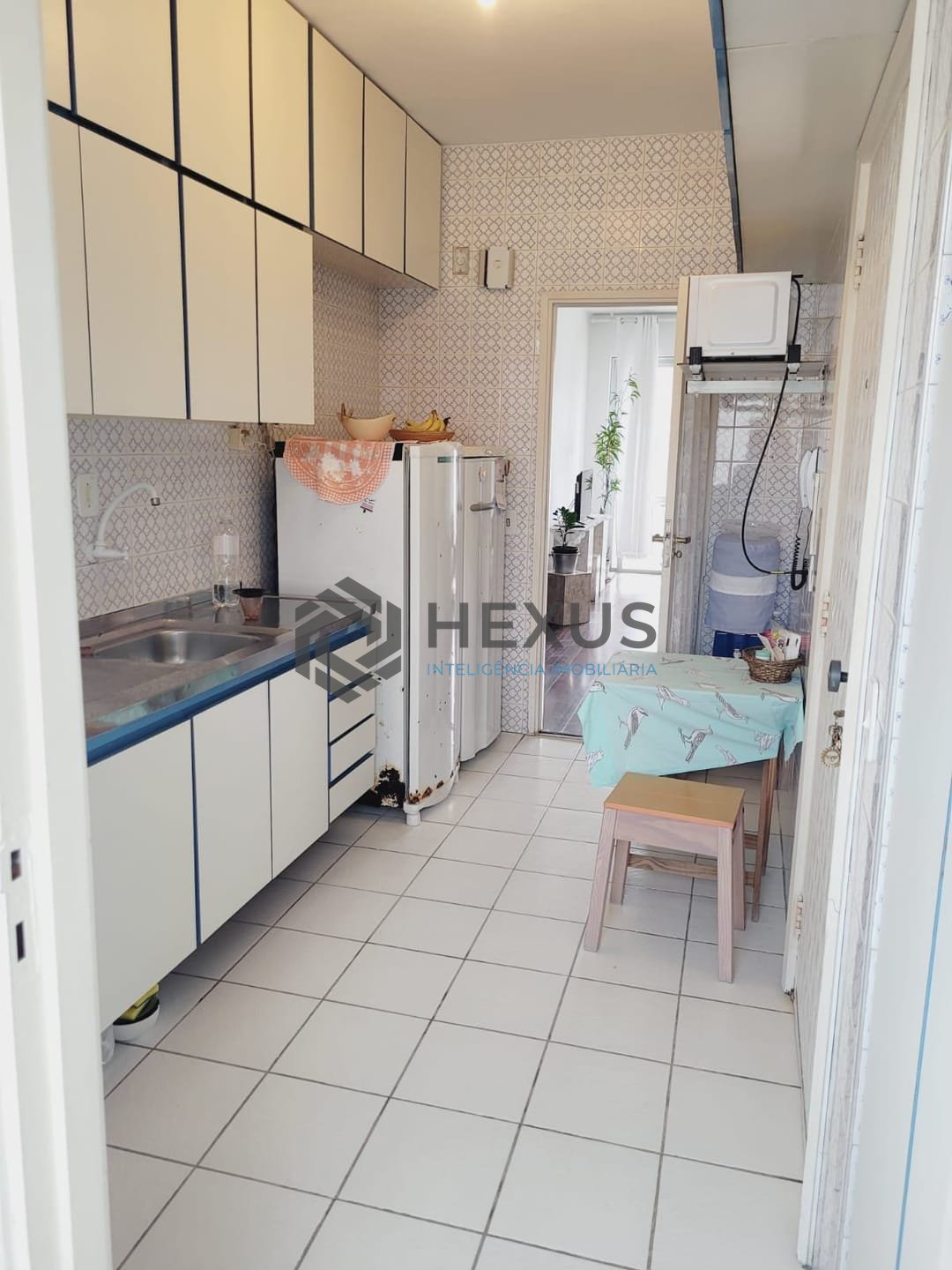 Foto 10 de Apartamento reformado com varanda, vista mar, uma quadra da Praia das Pitangueiras, Guaruja