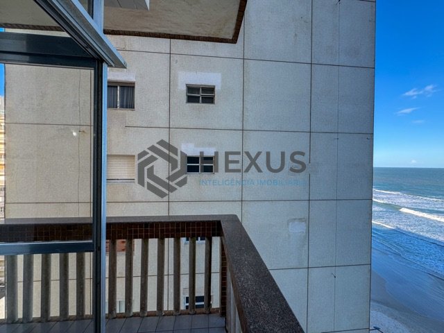 Foto 7 de Apartamento frente mar com varanda e vista mar na Praia das Pitangueiras, Guaruja