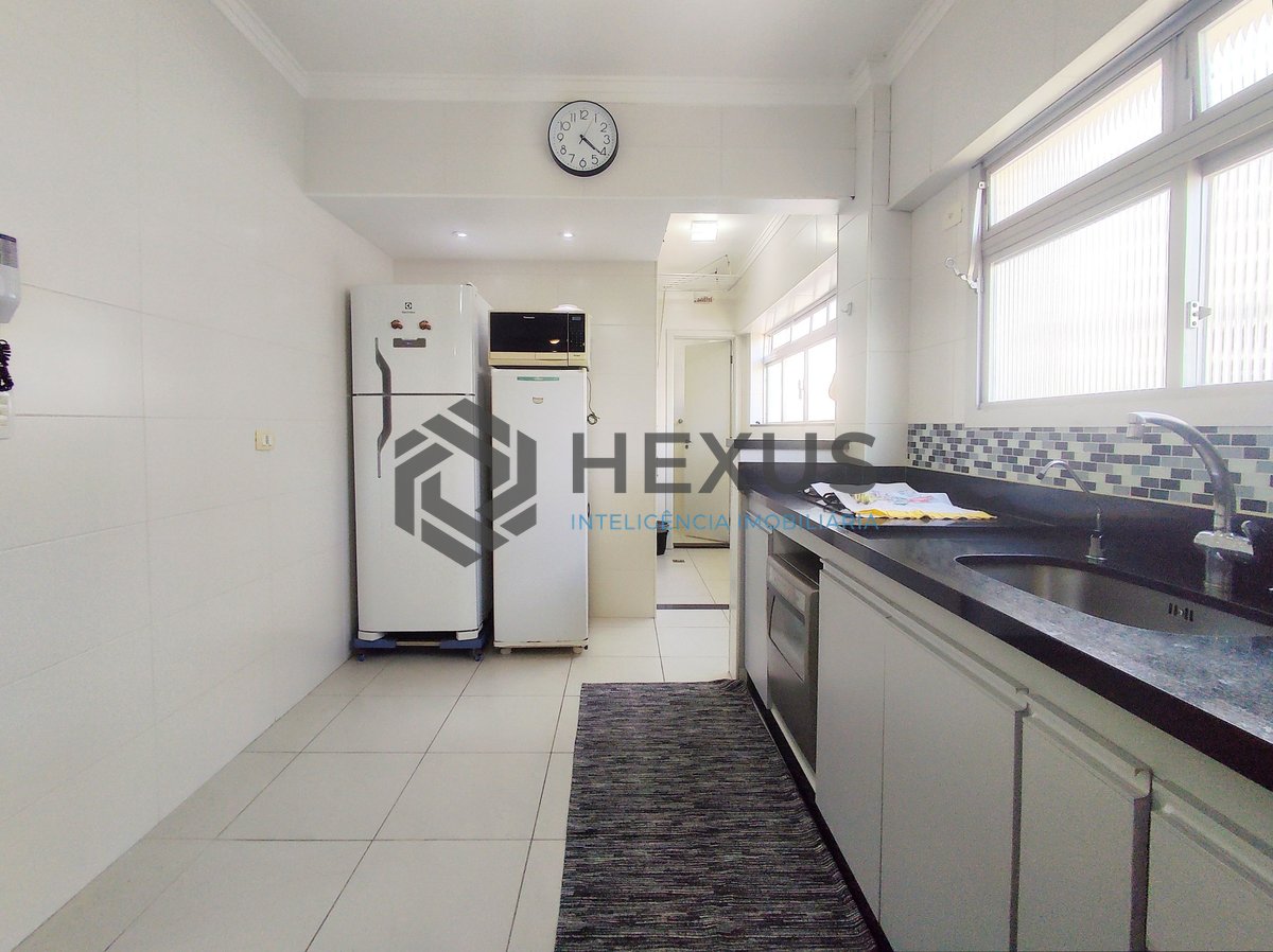 Foto 18 de Apartamento reformado com varanda e vista mar a uma quadra da Praia das Asturias, Guaruja