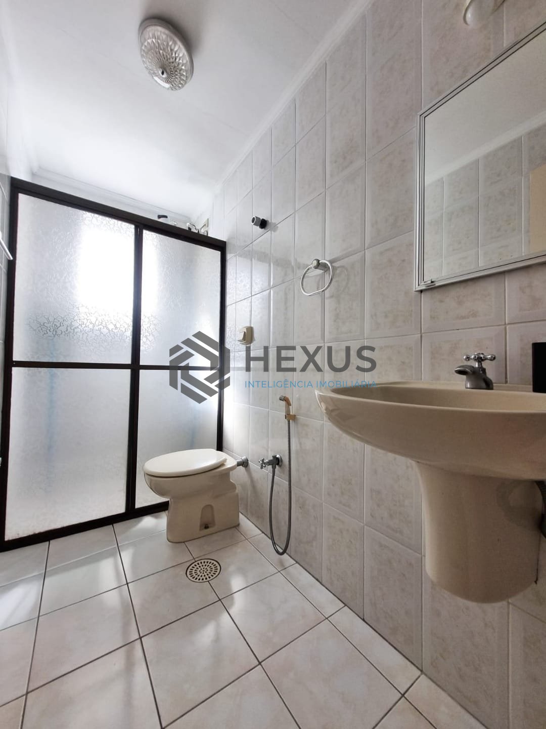 Foto 12 de Apartamento com despesas baixas a duas quadras da Praia das Pitangueiras, Guaruja