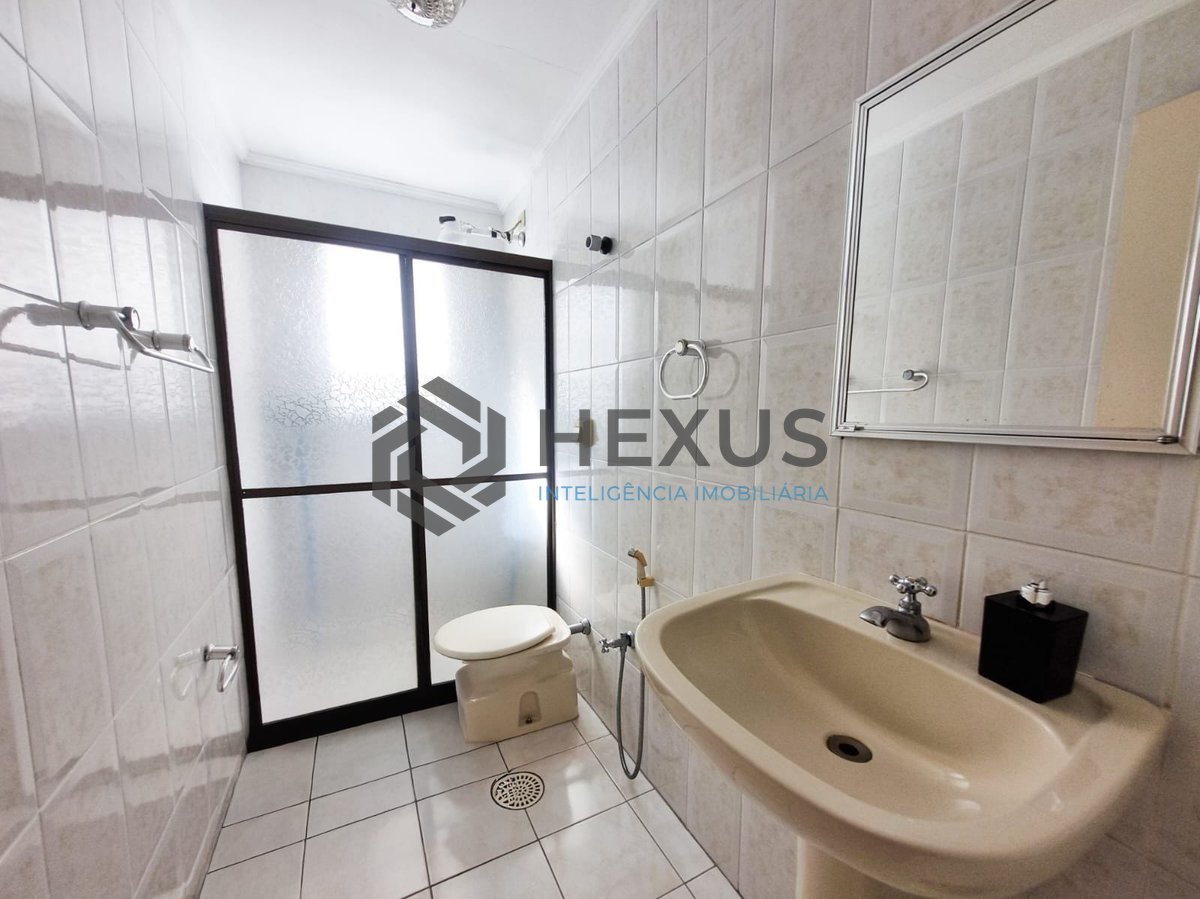 Foto 13 de Apartamento com despesas baixas a duas quadras da Praia das Pitangueiras, Guaruja