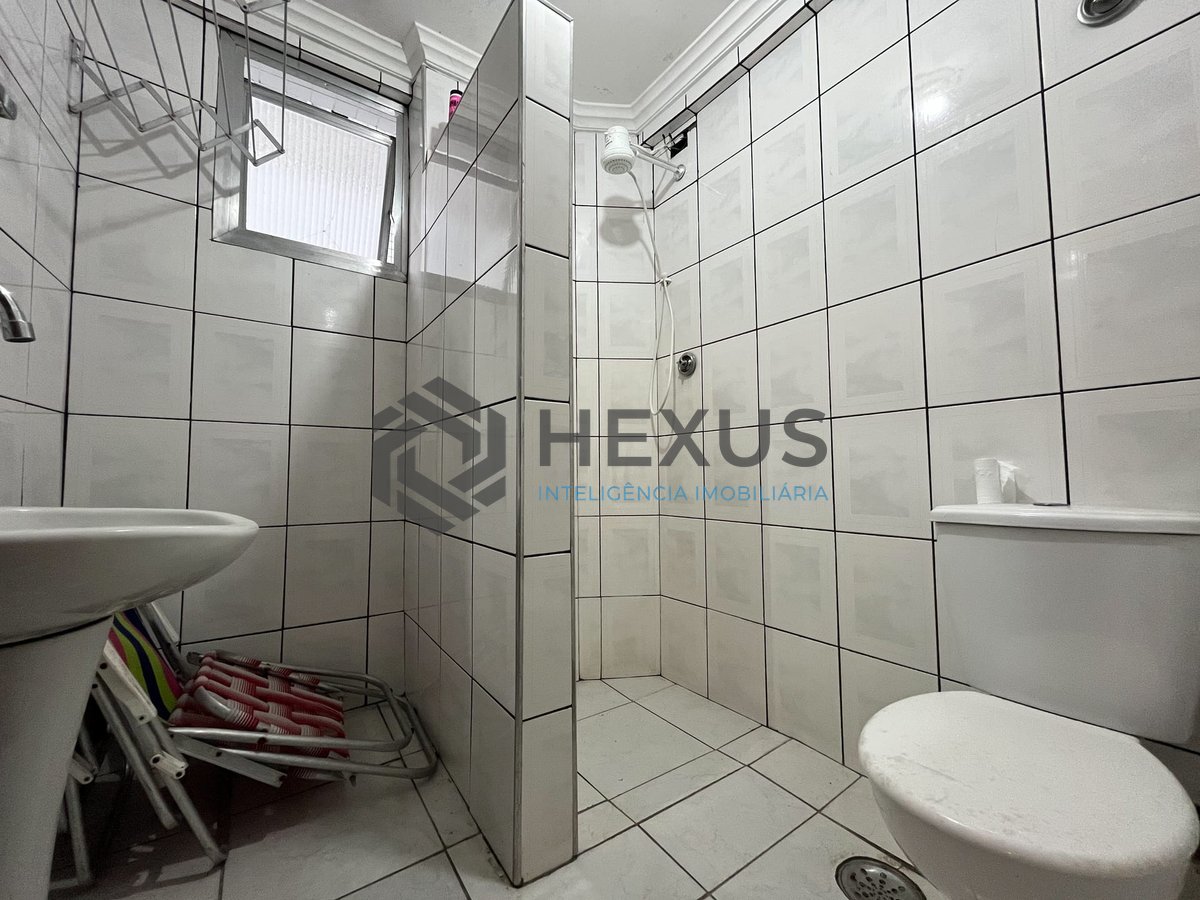 Foto 11 de Apartamento com despesas baixas a duas quadras da Praia das Pitangueiras, Guaruja