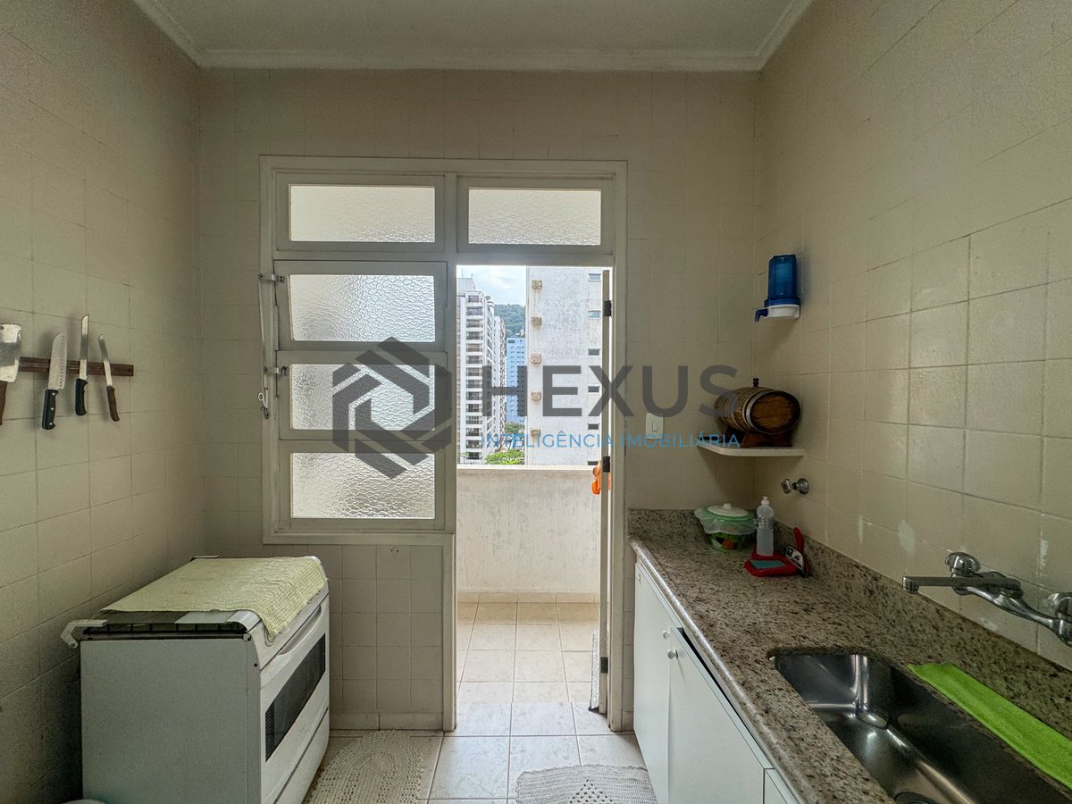 Foto 32 de Apartamento frente mar com varanda e vista mar na Praia das Pitangueiras, Guaruja