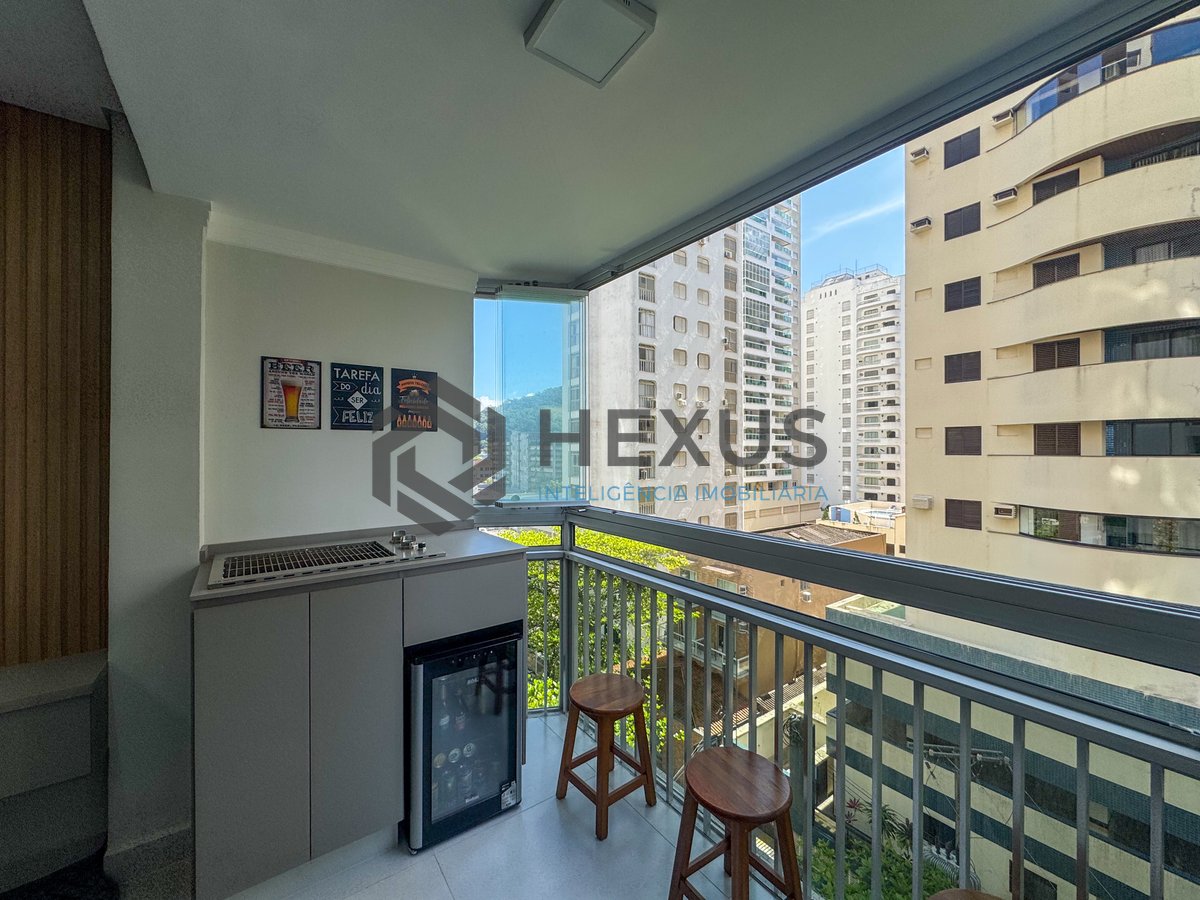 Foto 4 de Apartamento reformado com varanda gourmet na quadra-mar da Praia das Pitangueiras, Guaruja