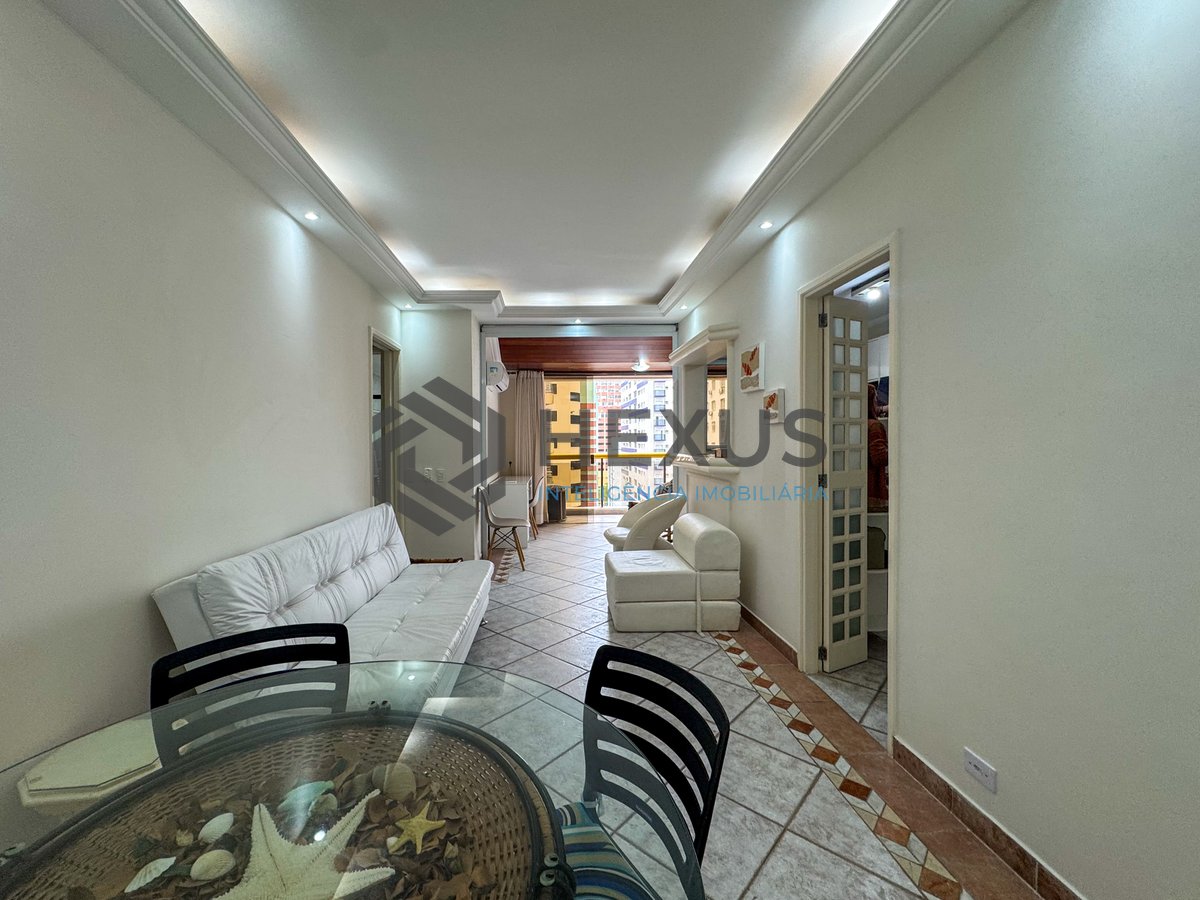 Foto 2 de Apartamento com varanda e lazer a uma quadra da Praia das Pitangueiras, Guaruja
