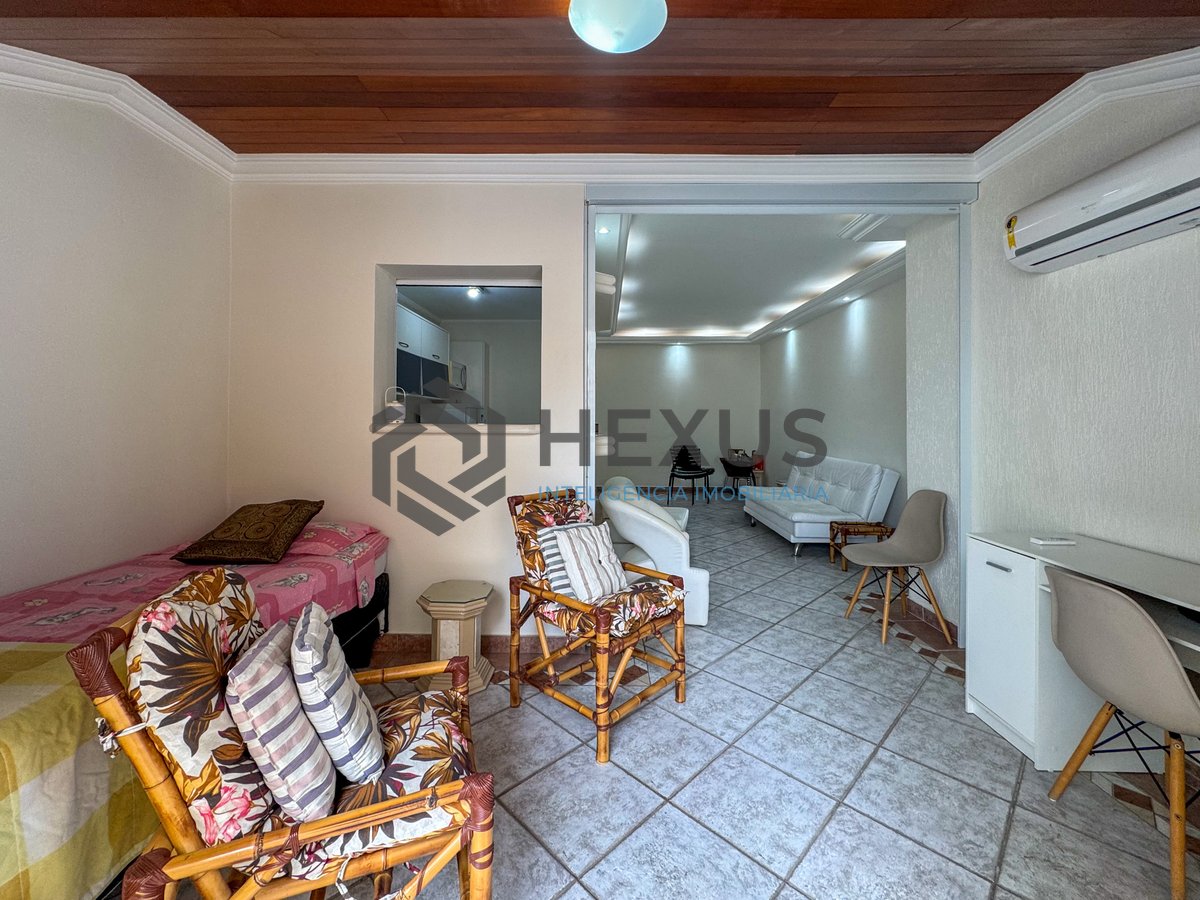 Foto 11 de Apartamento com varanda e lazer a uma quadra da Praia das Pitangueiras, Guaruja