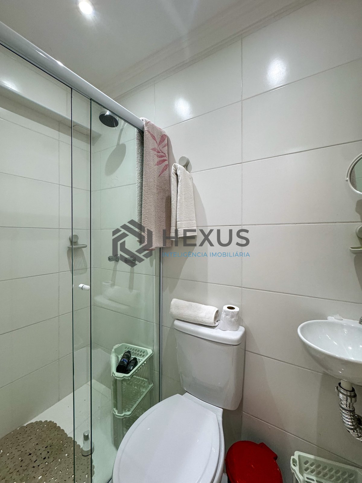 Foto 12 de Apartamento com varanda e lazer a uma quadra da Praia das Pitangueiras, Guaruja