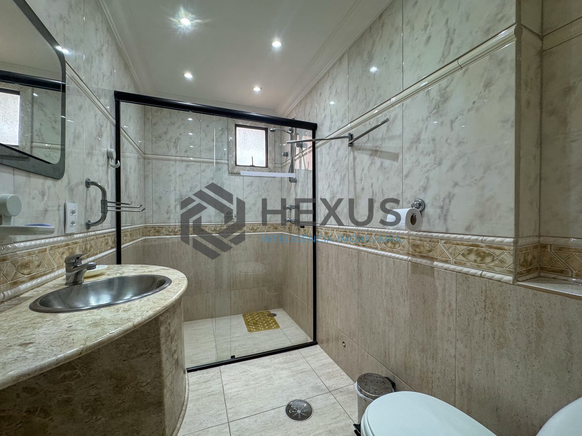 Foto 18 de Apartamento com varanda e lazer a uma quadra da Praia das Pitangueiras, Guaruja