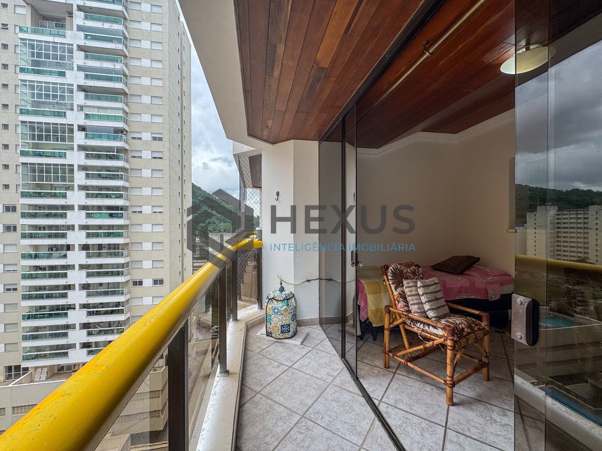 Foto 6 de Apartamento com varanda e lazer a uma quadra da Praia das Pitangueiras, Guaruja
