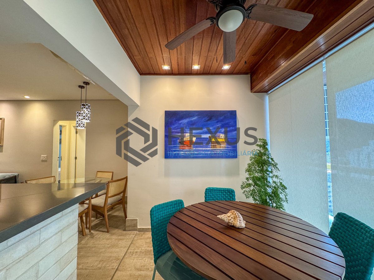 Foto 17 de Apartamento reformado com varanda e lazer a uma quadra da Praia das Pitangueiras, Guaruja