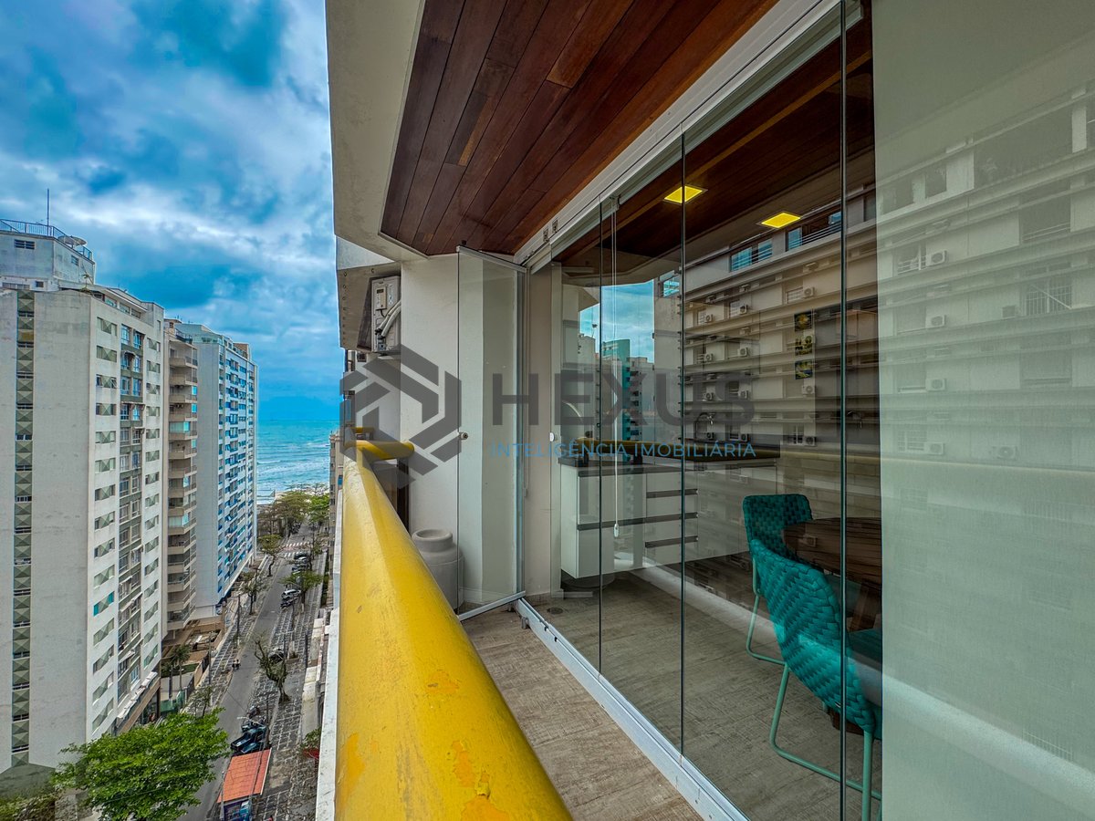 Foto 20 de Apartamento reformado com varanda e lazer a uma quadra da Praia das Pitangueiras, Guaruja