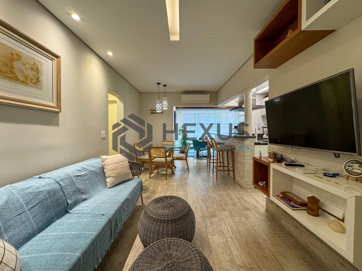 Foto 3 de Apartamento reformado com varanda e lazer a uma quadra da Praia das Pitangueiras, Guaruja
