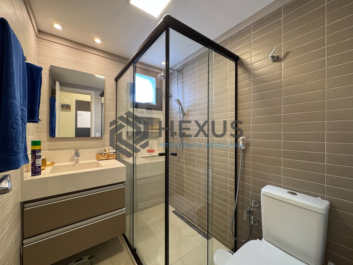 Foto 21 de Apartamento reformado com varanda e lazer a uma quadra da Praia das Pitangueiras, Guaruja