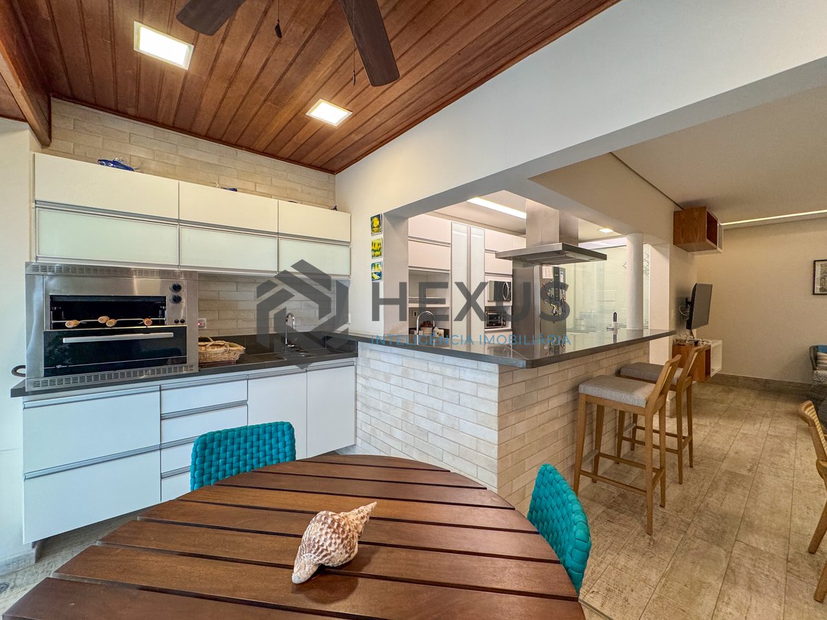 Foto 6 de Apartamento reformado com varanda e lazer a uma quadra da Praia das Pitangueiras, Guaruja