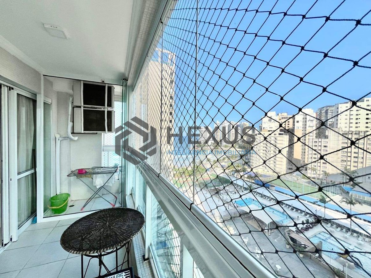 Foto 2 de Apartamento com varanda, vista mar e lazer na quadra mar da Praia das Pitangueiras, Guaruja