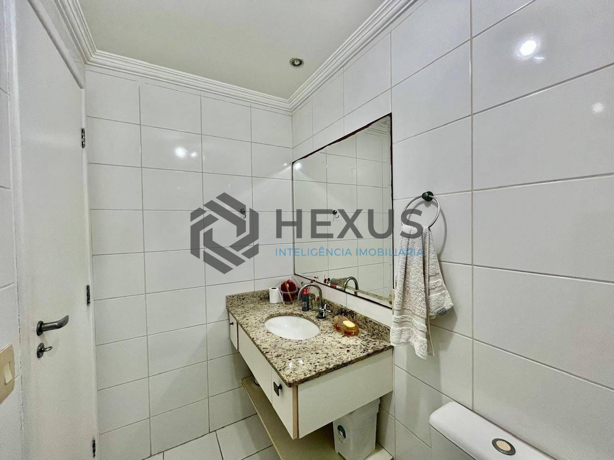 Foto 22 de Apartamento com varanda, vista mar e lazer na quadra mar da Praia das Pitangueiras, Guaruja