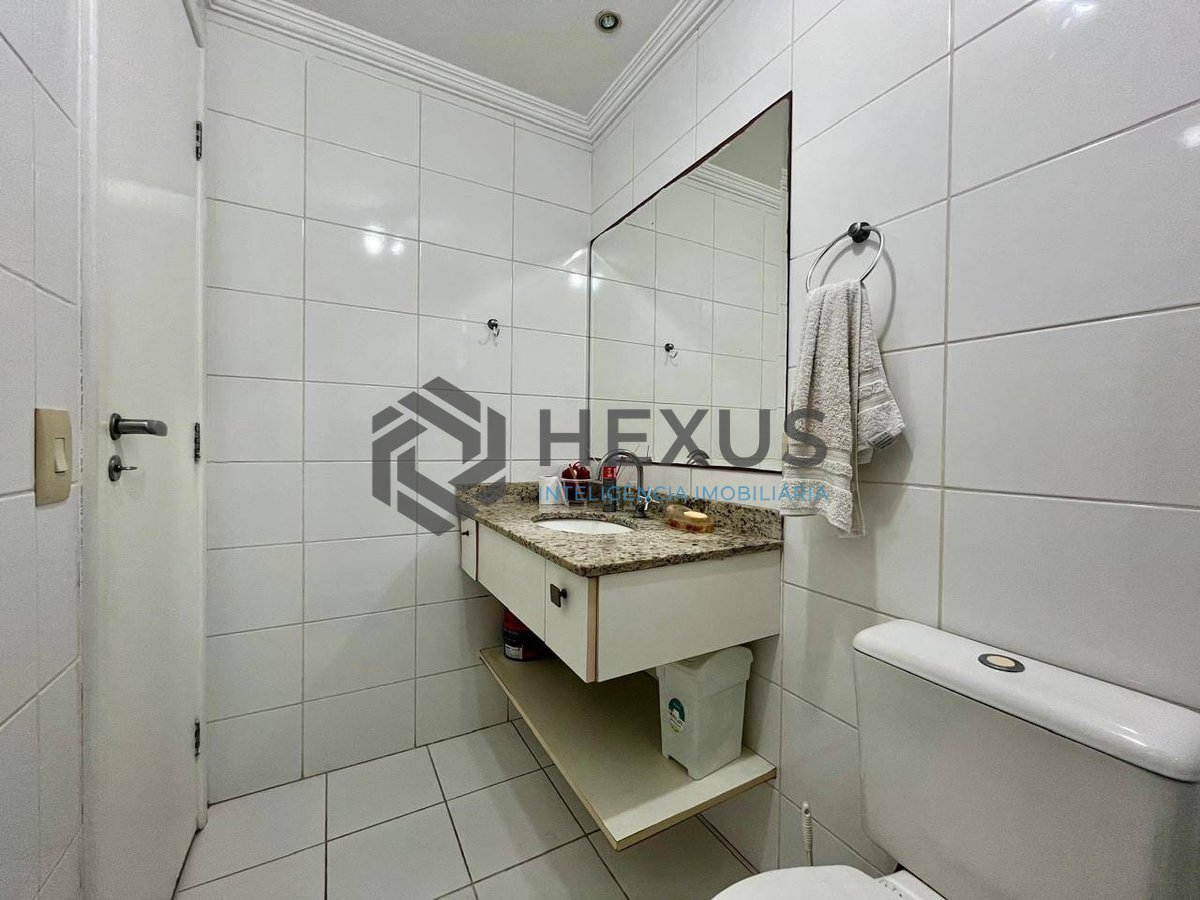 Foto 23 de Apartamento com varanda, vista mar e lazer na quadra mar da Praia das Pitangueiras, Guaruja