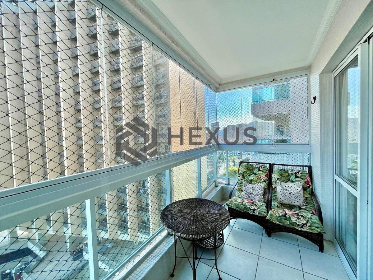 Foto 5 de Apartamento com varanda, vista mar e lazer na quadra mar da Praia das Pitangueiras, Guaruja