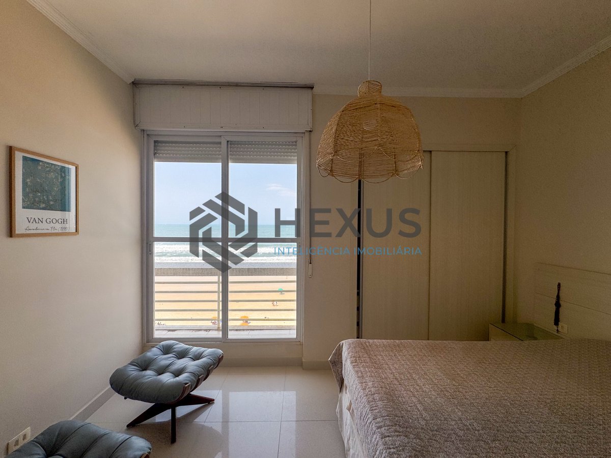 Foto 12 de Apartamento Reformado Frente mar com Varanda na Praia das  Pitangueiras, Guarujá