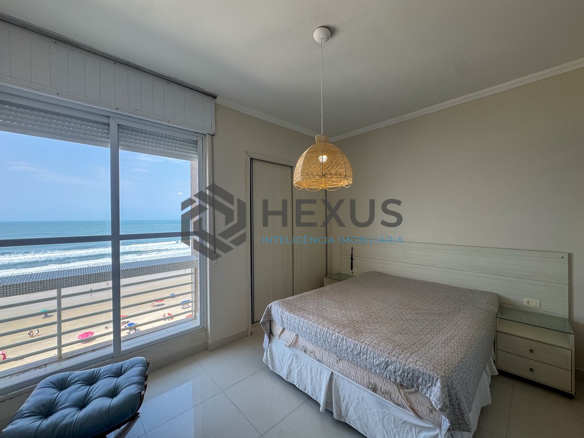 Foto 8 de Apartamento Reformado Frente mar com Varanda na Praia das  Pitangueiras, Guarujá