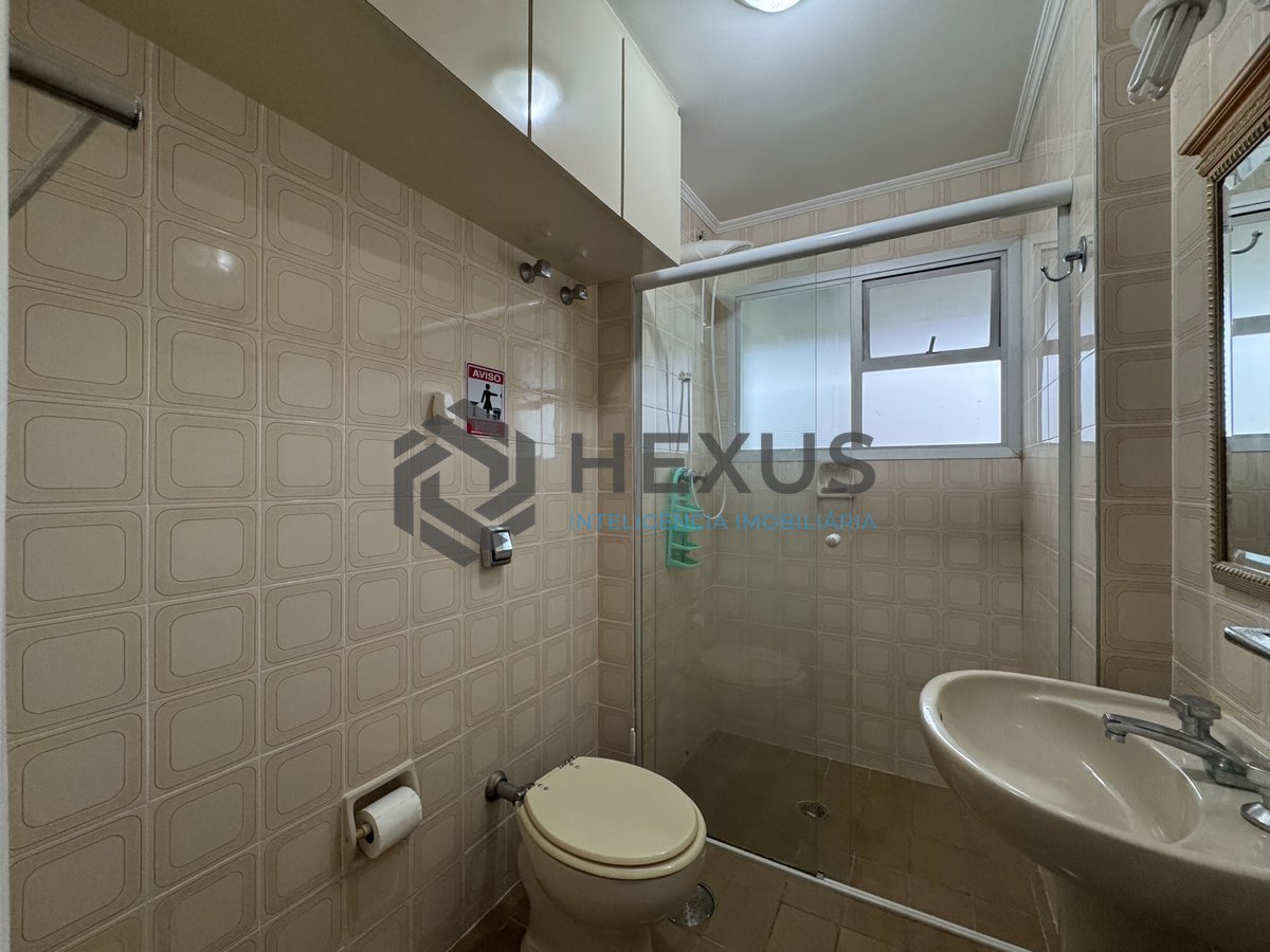 Foto 12 de Apartamento com varanda e vista mar a uma quadra da Praia das Pitangueiras, Guaruja