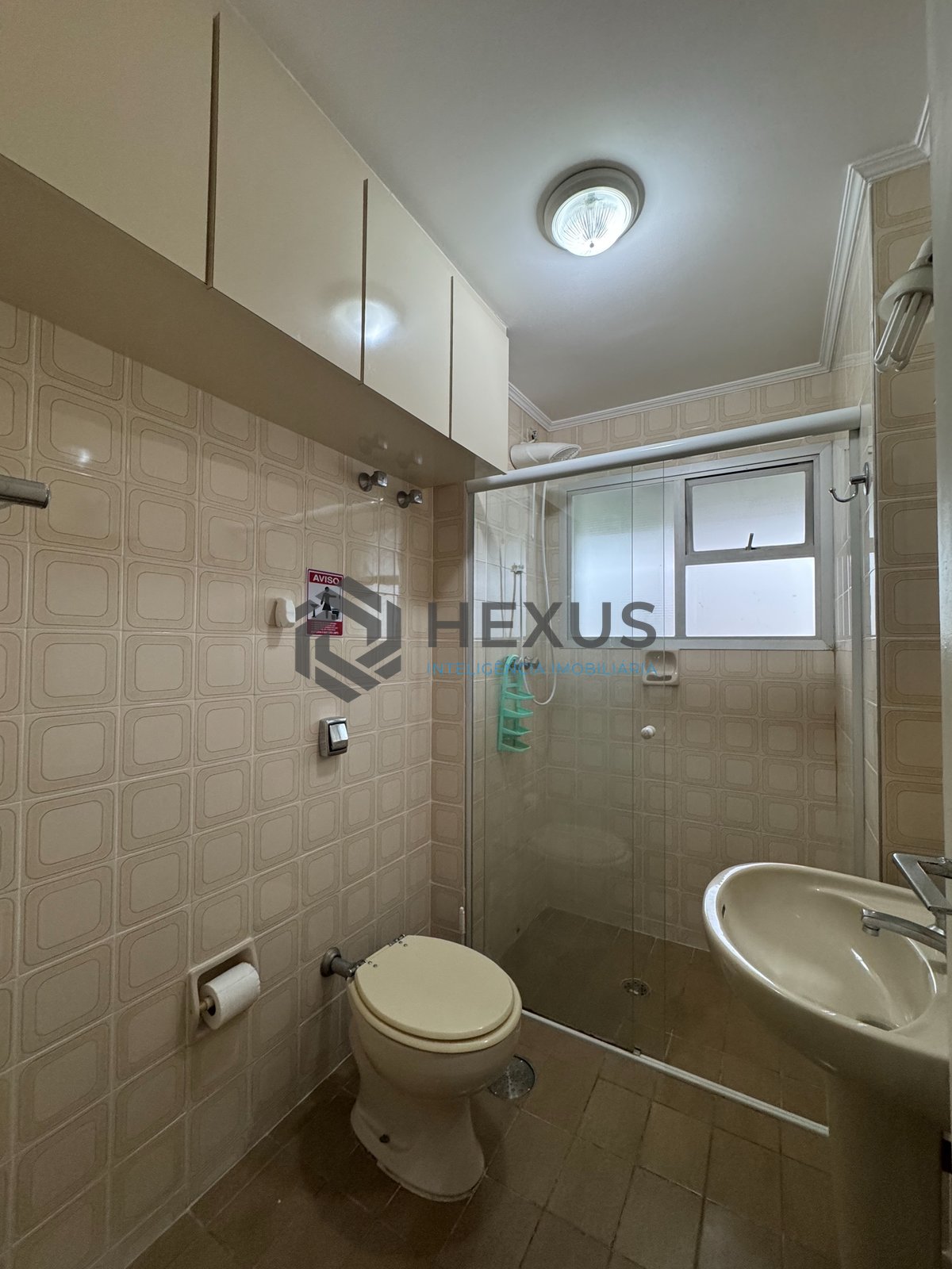 Foto 13 de Apartamento com varanda e vista mar a uma quadra da Praia das Pitangueiras, Guaruja