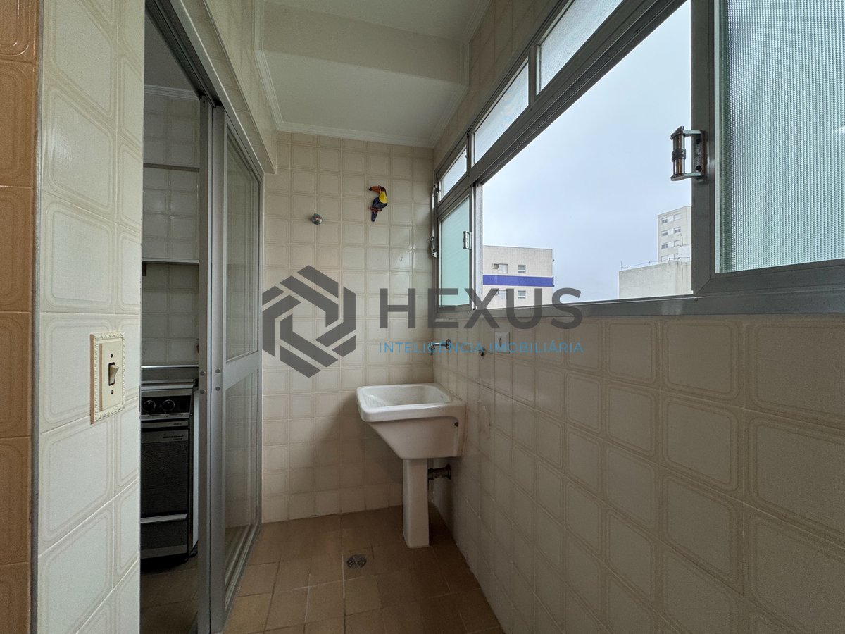 Foto 24 de Apartamento com varanda e vista mar a uma quadra da Praia das Pitangueiras, Guaruja