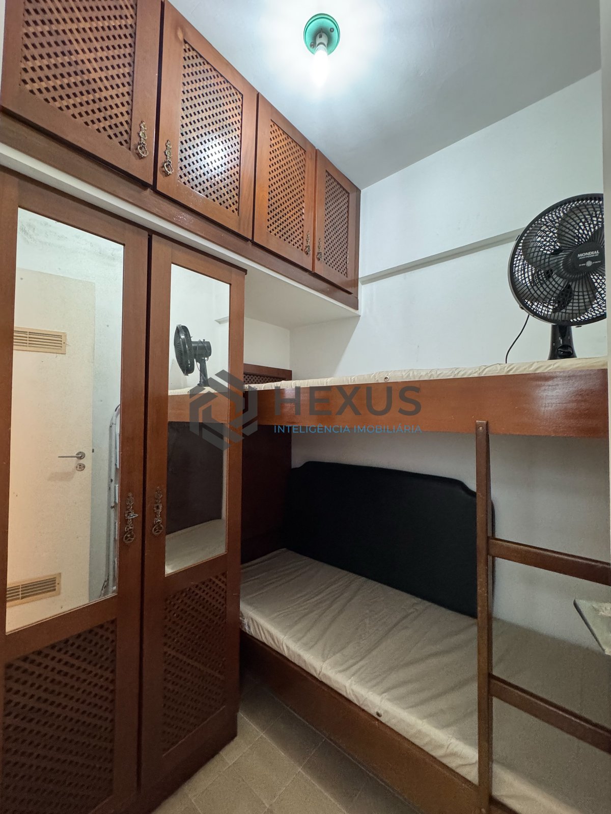Foto 26 de Apartamento com varanda e vista mar a uma quadra da Praia das Pitangueiras, Guaruja