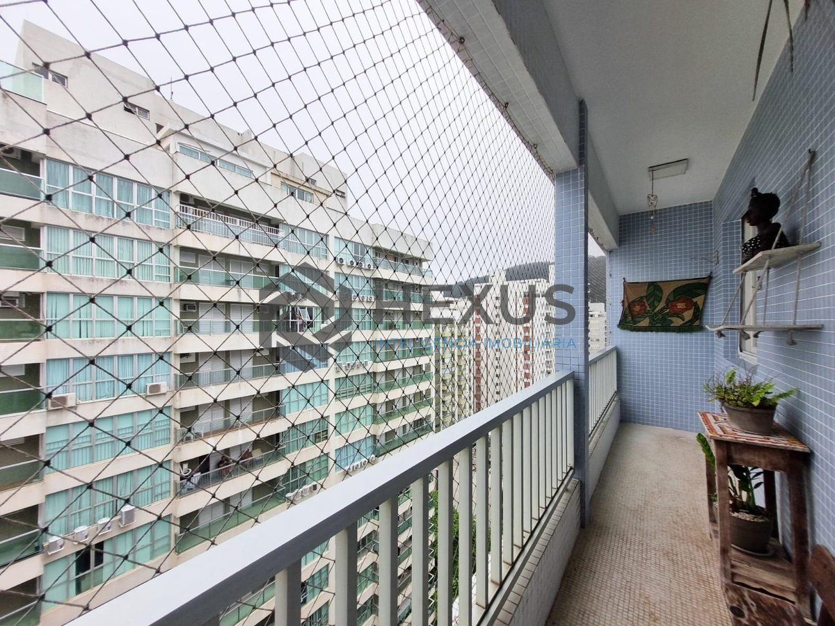 Foto 9 de Apartamento com varanda e vista mar na quadra-mar da Praia das Pitangueiras, Guaruja