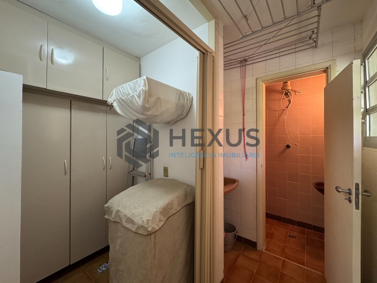 Foto 17 de Apartamento com varanda e vista mar na quadra mar da Praia das Pitangueiras, Guaruja