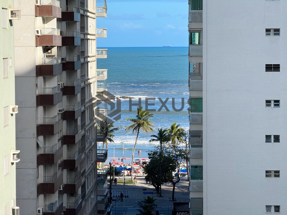 Foto 2 de Apartamento com varanda, lazer e vista mar a duas quadras da Praia das Pitangueiras, Guaruja