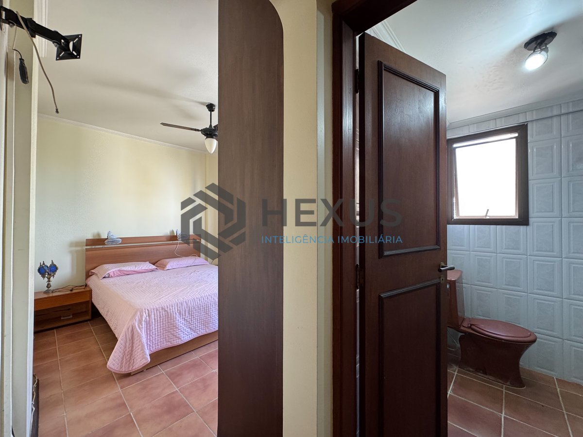 Foto 12 de Apartamento com varanda e vista mar a uma quadra da Praia das Asturias, Guaruja