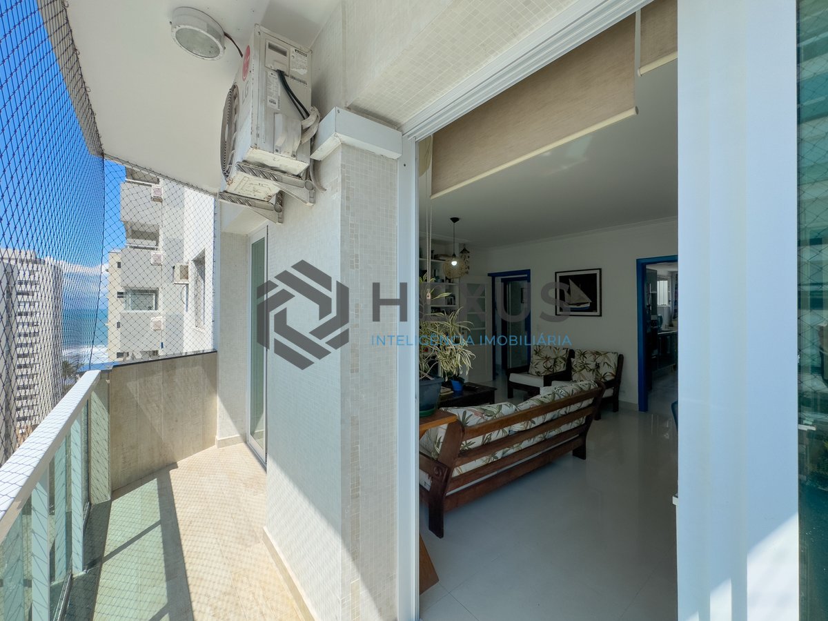 Foto 2 de Apartamento reformado com varanda e vista mar a uma quadra da Praia das Pitangueiras, Guaruja