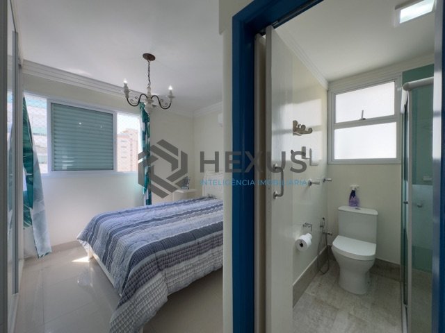 Foto 12 de Apartamento reformado com varanda e vista mar a uma quadra da Praia das Pitangueiras, Guaruja