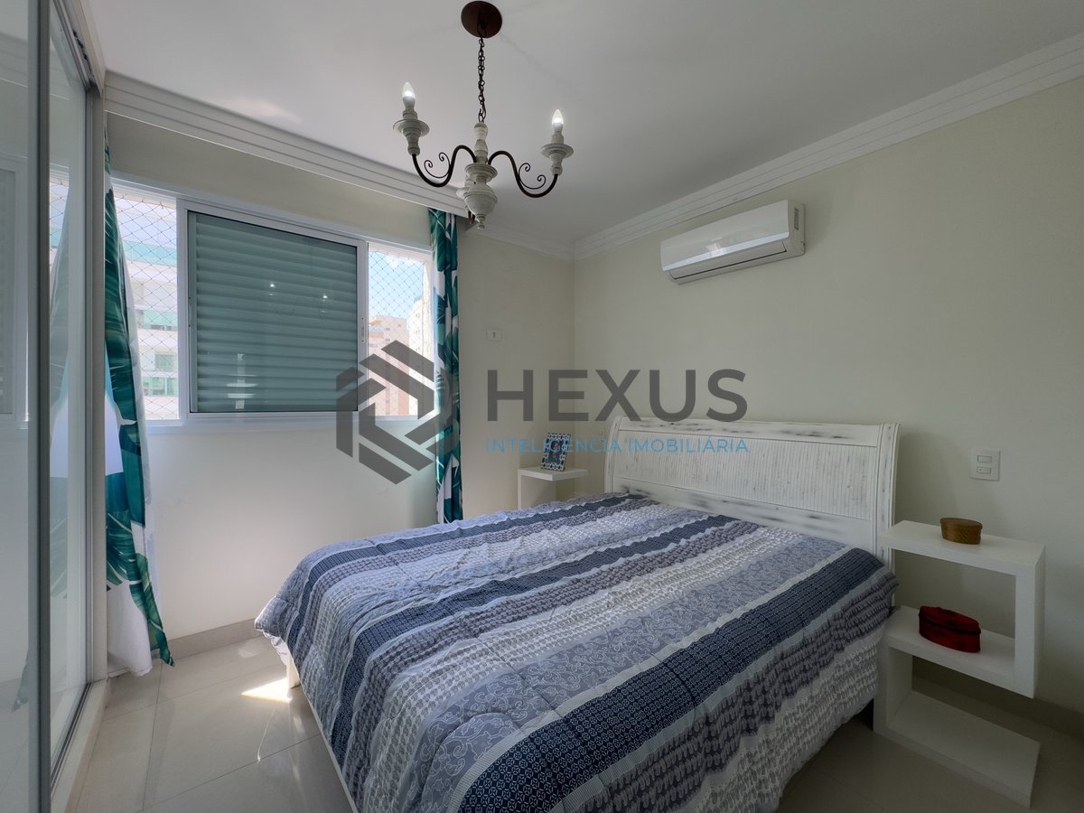 Foto 13 de Apartamento reformado com varanda e vista mar a uma quadra da Praia das Pitangueiras, Guaruja