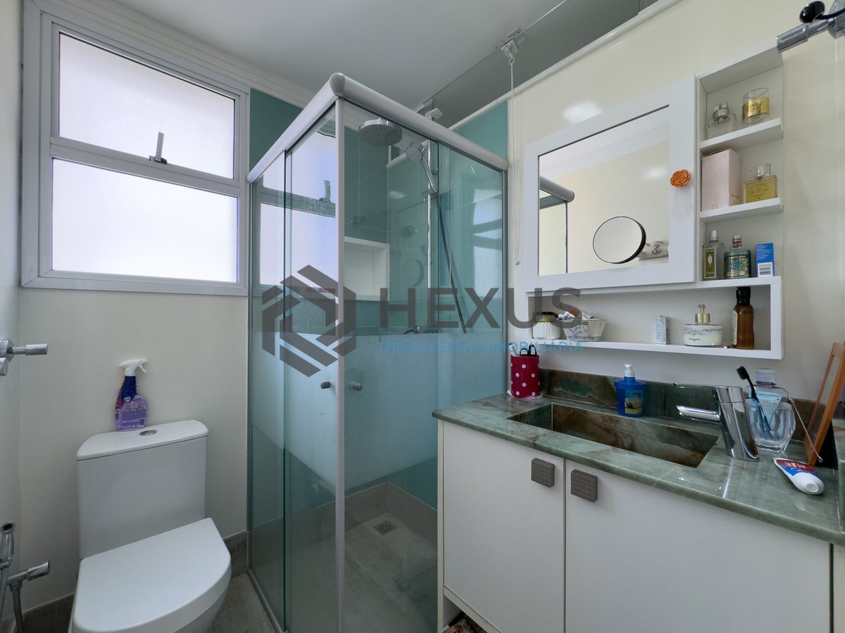 Foto 16 de Apartamento reformado com varanda e vista mar a uma quadra da Praia das Pitangueiras, Guaruja