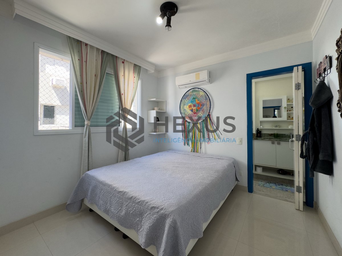 Foto 17 de Apartamento reformado com varanda e vista mar a uma quadra da Praia das Pitangueiras, Guaruja