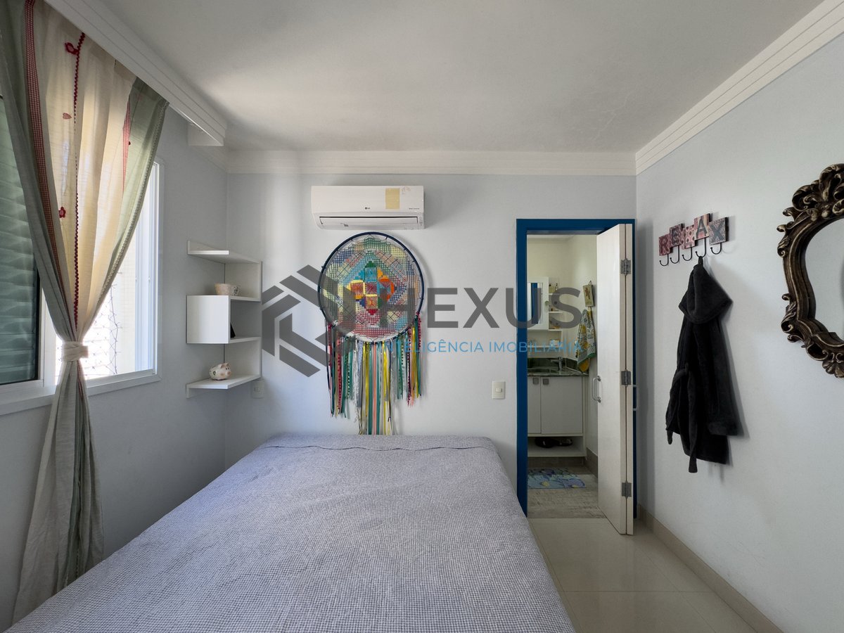 Foto 18 de Apartamento reformado com varanda e vista mar a uma quadra da Praia das Pitangueiras, Guaruja
