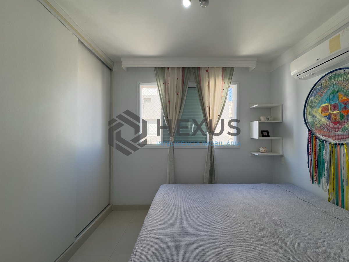 Foto 20 de Apartamento reformado com varanda e vista mar a uma quadra da Praia das Pitangueiras, Guaruja