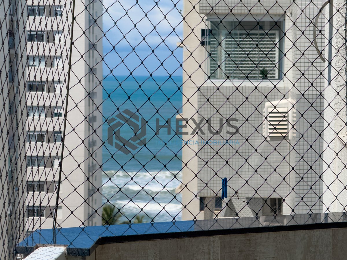 Foto 3 de Apartamento reformado com varanda e vista mar a uma quadra da Praia das Pitangueiras, Guaruja