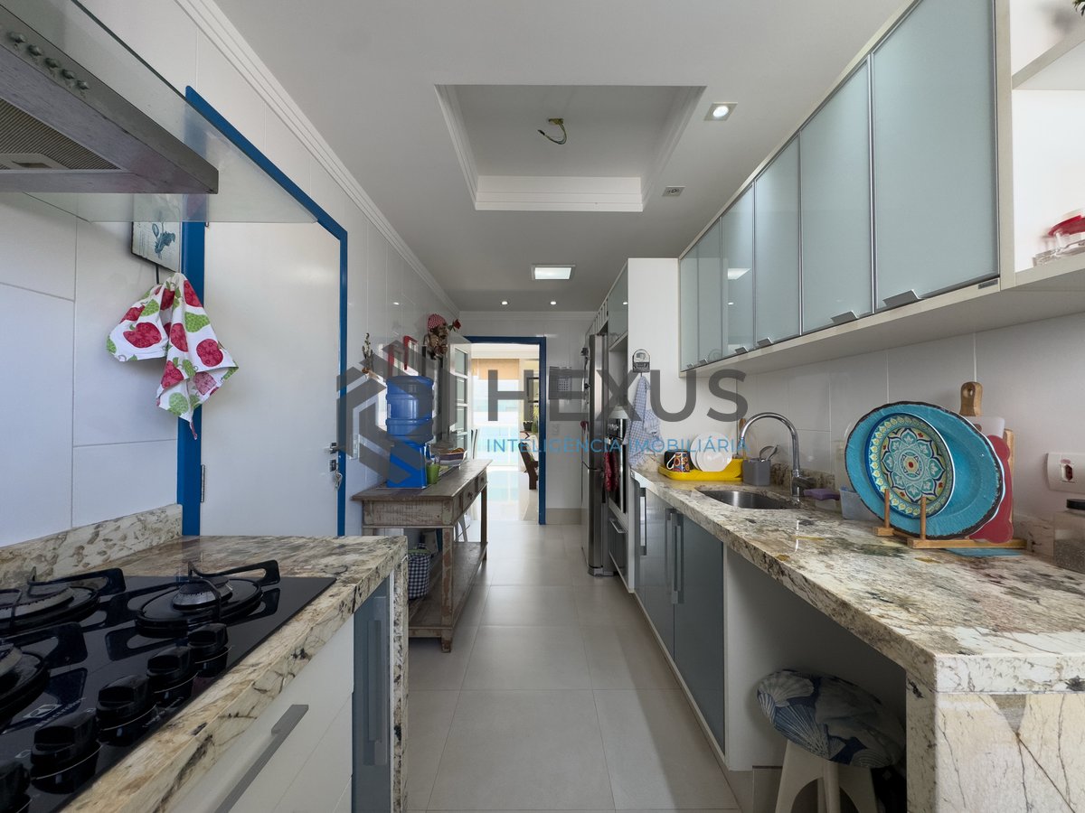 Foto 26 de Apartamento reformado com varanda e vista mar a uma quadra da Praia das Pitangueiras, Guaruja
