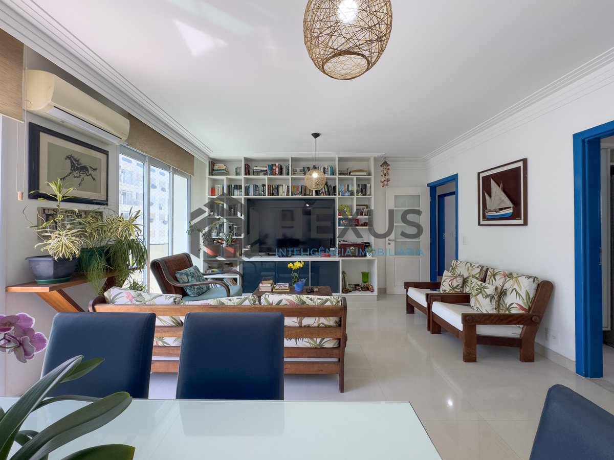 Foto 4 de Apartamento reformado com varanda e vista mar a uma quadra da Praia das Pitangueiras, Guaruja