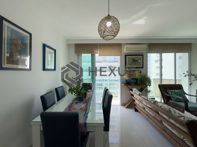 Foto 7 de Apartamento reformado com varanda e vista mar a uma quadra da Praia das Pitangueiras, Guaruja