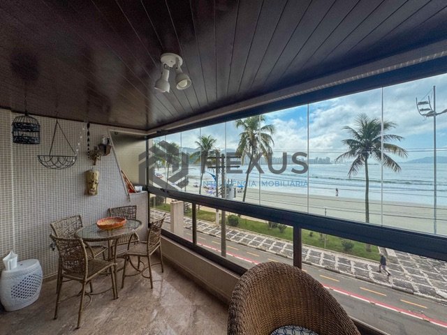 Foto 3 de Apartamento reformado frente mar com varanda vista mar e lazer na Praia das Asturias, Guaruja
