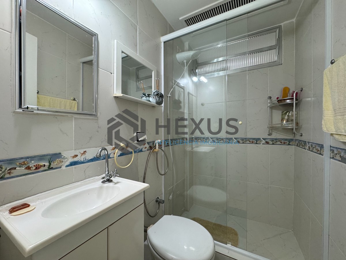 Foto 13 de Apartamento com varanda e vista mar na quadra mar da Praia das Pitangueiras, Guaruja